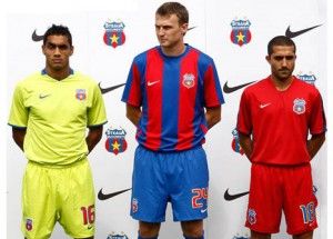 Prima, seconda e terza maglia della Steaua Bucarest 2009-2010 Prima, seconda e terza maglia della Steaua Bucarest 2009-2010