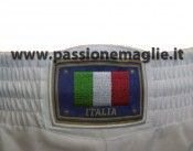 La bandiera dell'Italia sull'elastico dei calzoncini
