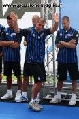 La maglia nerazzurra della Dea realizzata da Erreà per il 2010-2011 Ruopolo indossa la nuova maglia