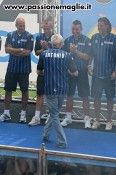 Il retro della maglia dell'Atalanta con lo scudetto giallorosso di Bergamo Retro maglia Atalanta homehome
