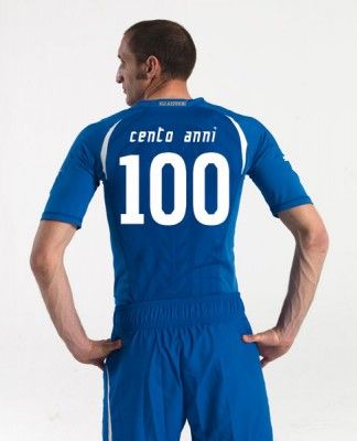 Chiellini con la nuova maglia dell'Italia 2010