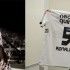 Ronaldo mostra la nuova maglia prima di andare in campo Ronaldo mostra la nuova maglia prima di andare in campo