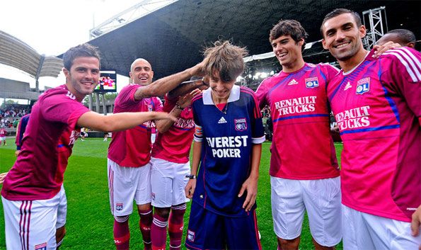 Giocatori del Lione con indosso la nuova terza maglia