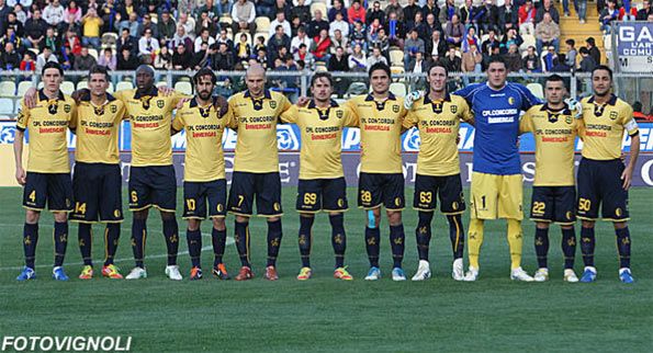 Il Modena schierato con la maglia del centenario