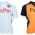 Le maglie del Fulham 2012-2013: pinstripes per la prima, arancio per le trasferte