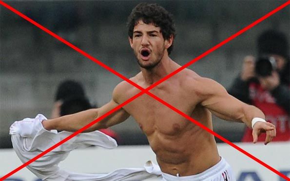 Pato a petto nudo dopo un gol Pato senza maglia dopo una rete