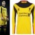 Reina con la maglia gialla da portiere del Liverpool