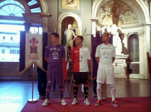 [Imagen: fiorentina-presentazione4-595x441.jpg]