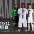 Una doppia striscia blu sulla maglia del Leeds United 2013-2014 firmata Macron