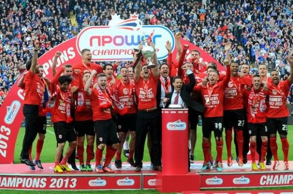 Il Cardiff con il trofeo della Championship 2012-2013