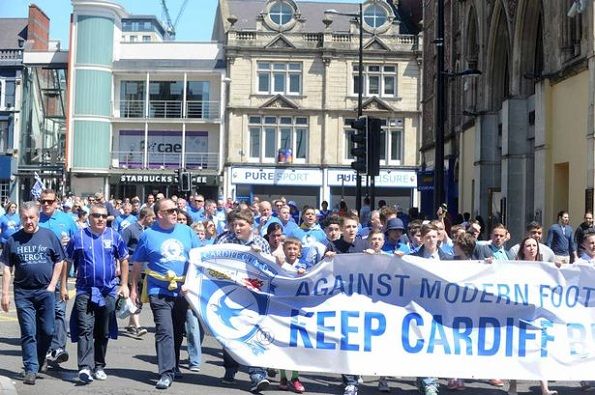 Manifestazione dei tifosi del Cardiff City per il ripristino del colore blu