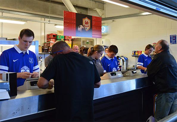 Staff Cardiff indossa maglia Everton
