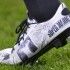 Le scarpe “con i giornali” di Balotelli annunciano l’imminente accordo con Puma