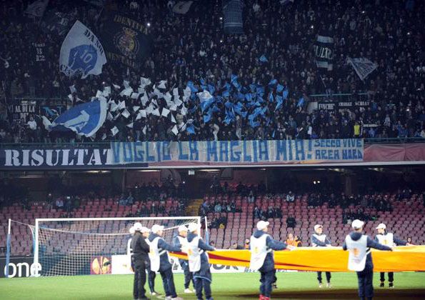Napoli, Stadio San Paolo, 2014, striscione dei tifosi, maglia azzurra