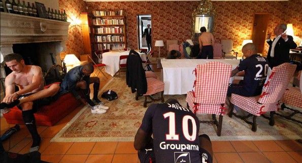 Giocatori del Bordeaux in preparazione nell'elegante sala del Domain de Chevalier
