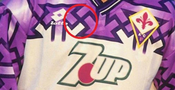 La svastica sulla maglia da trasferta della Fiorentina 1992-1993