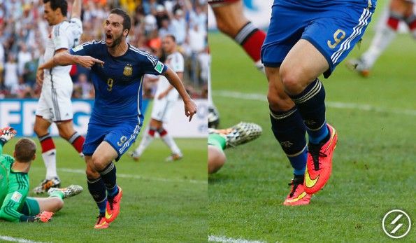 Higuain esulta con la seconda maglia dell'Argentina