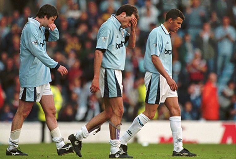 I calciatori del Manchester City dopo la retrocessione del 1995-96
