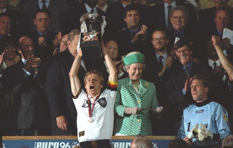 Europei 1996, Klinsmann alza il trofeo per la Germania
