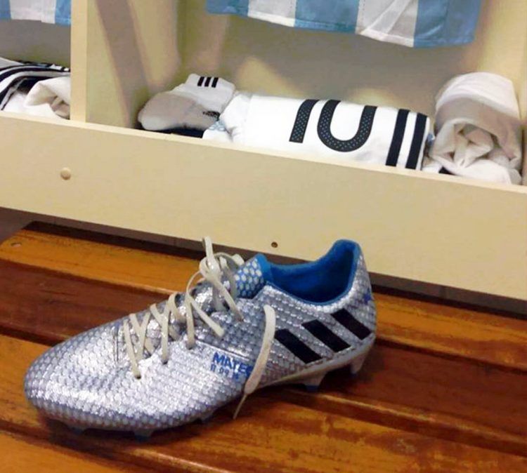 Le scarpe di Messi nello spogliatoio dell'Argentina