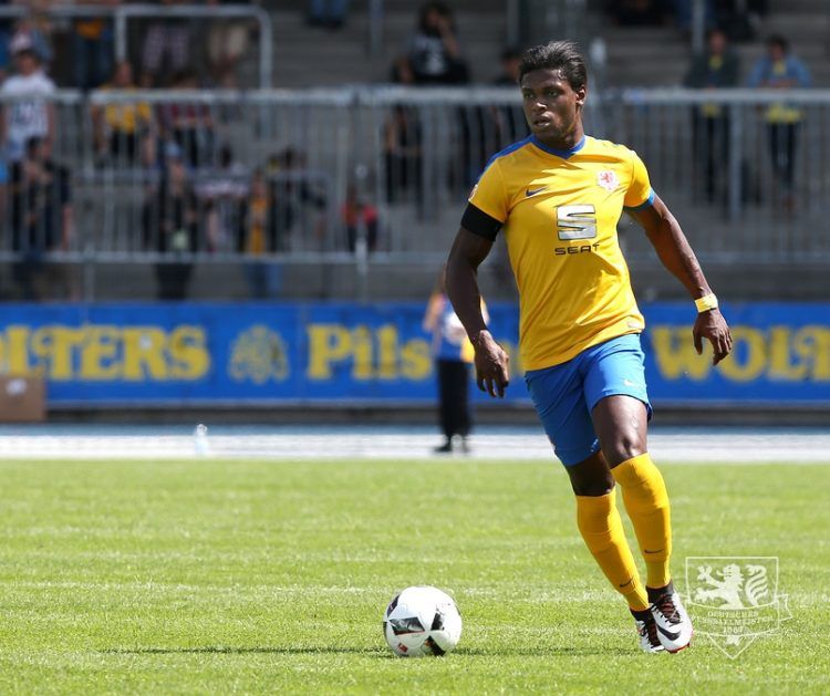 Eintracht Braunschweig 2016-2017, divisa home