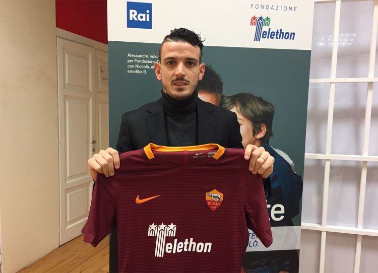 Florenzi mostra la maglia della Roma con il logo Telethon