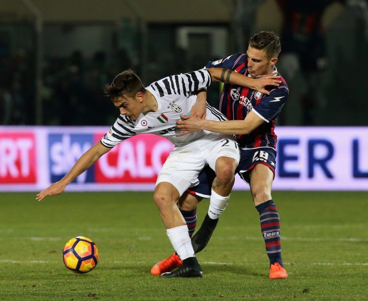 Dybala con le scarpe nere Nike Mercurial