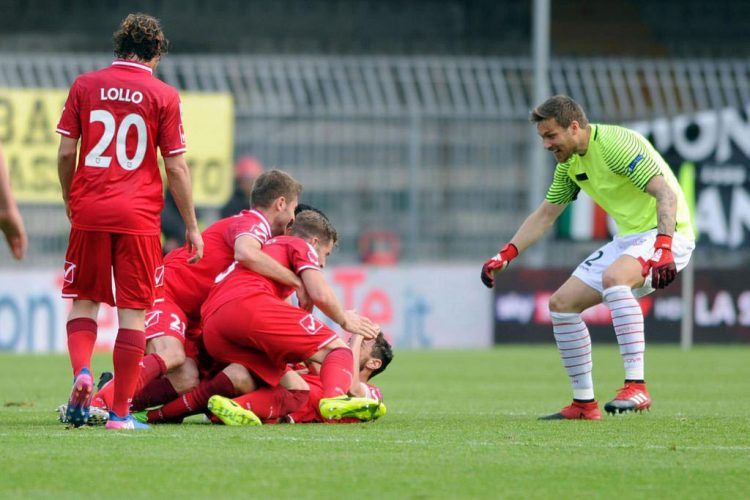 Il portiere del Carpi con la maglia dell'Ascoli