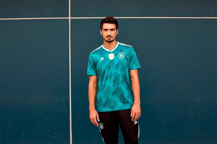 Hummels indossa la maglia della Germania away 2018