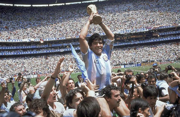 Maradona alza la Coppa del Mondo 1986