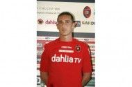 Agostini con la terza maglia rossa del Cagliari