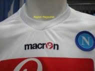 Particolare della maglia bianca del Napoli