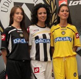 Tre modelle con le nuove maglie dell'Udinese 2009-2010