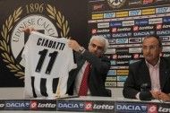 Il retro della nuova maglia bianconera Il retro della nuova maglia bianconera