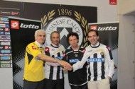 Stretta di mano tra i rappresentanti di Udinese, Lotto e Dacia Stretta di mano tra i rappresentanti di Udinese, Lotto e Dacia