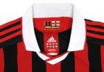 Colletto anteriore della prima maglia del Milan Colletto anteriore della prima maglia del Milan