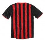 Il retro della nuova maglia del Milan