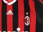 Lo stemma del Milan sulla maglia casalinga