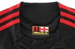 Il colletto della maglia nera del Milan