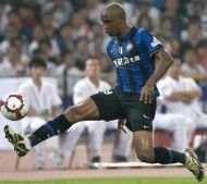 Eto'o con la maglia della Supercoppa 2009