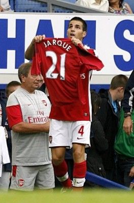Fabregas prende dalla panchina la maglia di Jarque