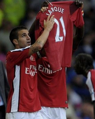 Fabregas mostra al pubblico la maglia di Jarque