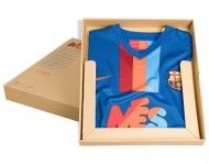 La maglia del Barcellona nella confezione La maglia del Barcellona nella confezione