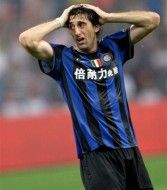 Milito si dispera dopo aver fallito un'occasione