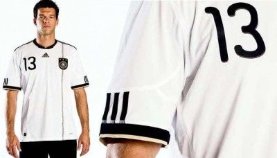 Ballack presenta la maglia della Germania per i Mondiali 2010 Ballack presenta la maglia della Germania per i Mondiali 2010