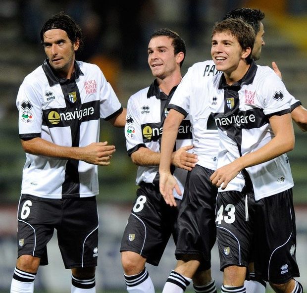 I calciatori del Parma festeggiano dopo la partita con il Catania