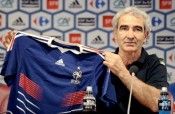 Il CT Domenech mostra la nuova maglia della Francia Il CT Domenech mostra la nuova maglia della Francia