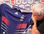 Domenech osserva la maglia della Francia Domenech osserva la maglia della Francia