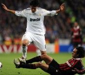Nesta interviene su Kakà in Real Madrid-Milan Nesta interviene su Kakà in Real Madrid-Milan