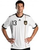 Ballack indossa la nuova maglia della Germania Ballack indossa la nuova maglia della Germania